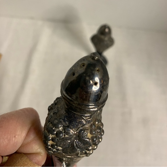VIKING| Vintage Silver Plate Salt and Pepper Shakers - Picture 5 of 11